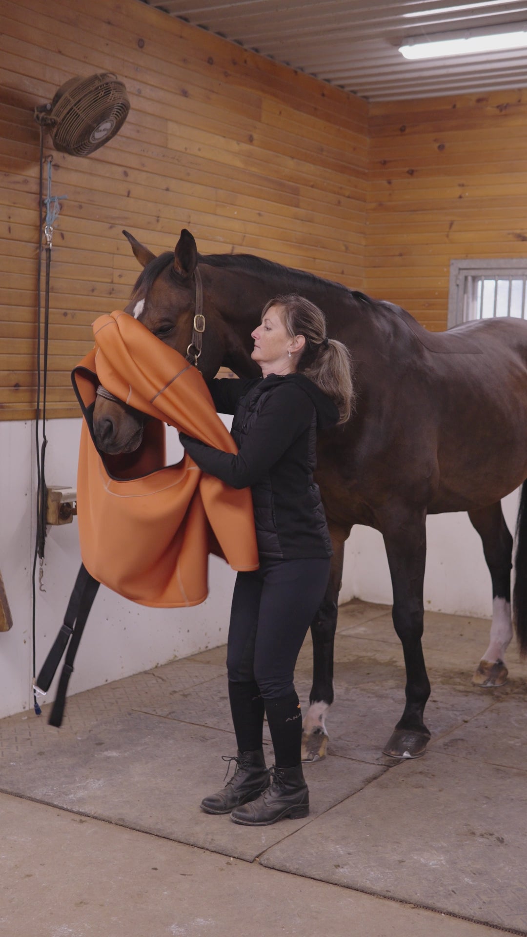 Anatomeq Fit Blanket Copper putting on 